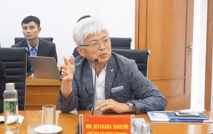 Tiến sĩ, bác sĩ Shigemi Kitahara, Chủ tịch Tập đoàn Y tế Kitahara đã giới thiệu về quy mô của Tập đoàn tại Nhật Bản tới tỉnh Quảng Ninh.