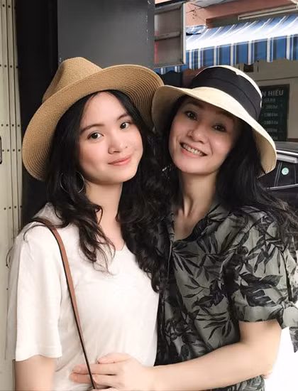 Quách Thu Phương (phải) và con gái. Ảnh: QTP.