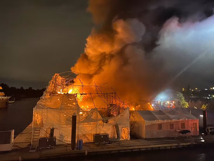 Hiện trường vụ cháy ở bến thuyền Universal Marine Center, thành phố Fort Lauderdale, bang Florida vào sáng 16/11. Ảnh: Fort Lauderdale Fire Rescue