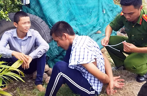 Hai người trốn trại bị cảnh sát giữ lại bên đường. Ảnh: Hoàng Nam.