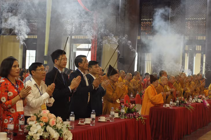 Lãnh đạo Giáo hội và đại biểu dâng hương tưởng niệm Phật hoàng Trần Nhân Tông.