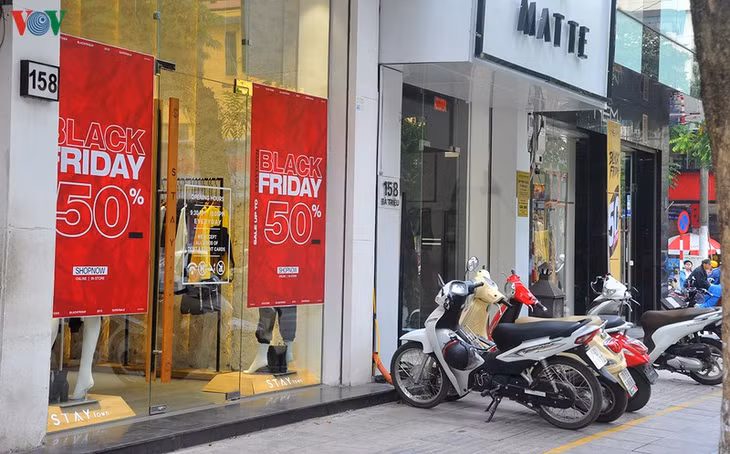Nhiều cửa hàng đề biển giảm giá sâu dịp Black Friday. (Ảnh: Huy Phương/VOV.VN)
