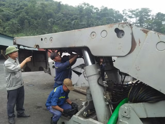 Công nhân phân xưởng Cơ điện thi bảo dưỡng, sửa chữa chuyển đổi tấm chắn cạnh giàn chống CGH.