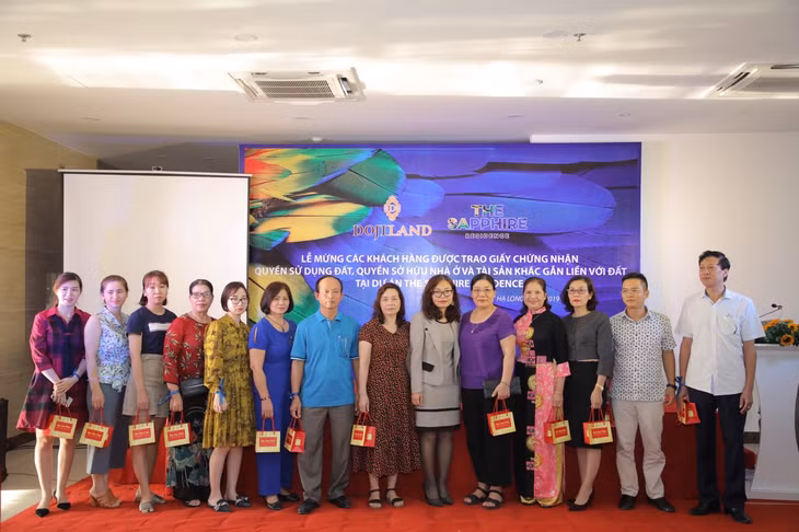 Quý cư dân The Sapphire Residence nhận quà tặng lá bồ đề phủ vàng biểu tượng của An lạc - Trí tuệ.