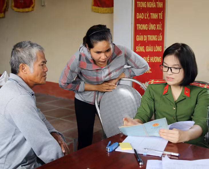 Cán bộ Công an TX Đông Triều hướng dẫn người dân các thủ tục về cấp, đổi mới sổ hộ khẩu