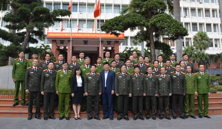 Các đại biểu chụp ảnh lưu niệm