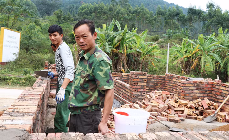 Người dân bản Khe Mọi giúp nhau làm nhà
