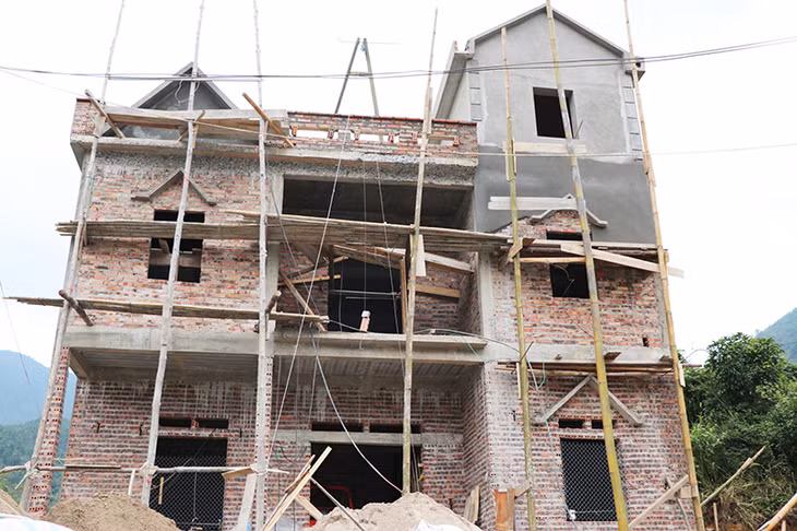 Ngôi nhà của Tằng Dẩu Ón, bản Khe Mọi đang được thi công hoàn thiện, giá trị lên đến gần 500 triệu đồng