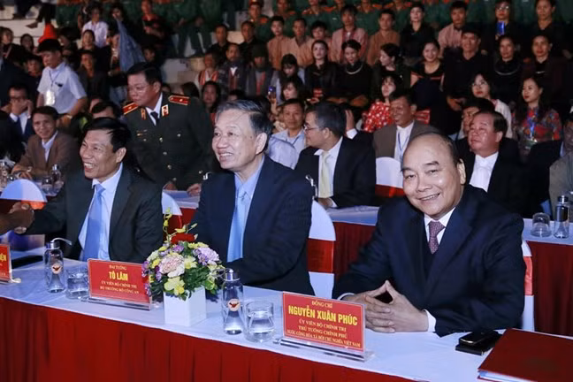 Thủ tướng Nguyễn Xuân Phúc và các đại biểu dự chương trình khai mạc Tuần “Đại đoàn kết các dân tộc - Di sản Văn hoá Việt Nam” năm 2019 - Ảnh: VGP