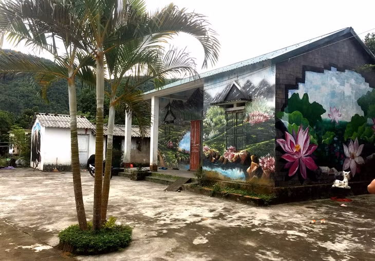 Một trong những ngôi nhà thôn Pò Hèn (xã Hải Sơn)