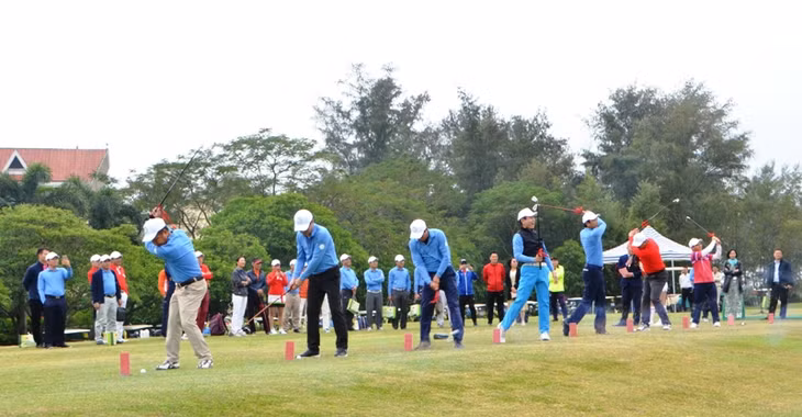 Giải có sự tham gia của hơn 100 golf thủ