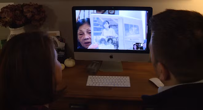 Small trò chuyện với mẹ Đẹp ở Việt Nam qua video. Ảnh: WMTW