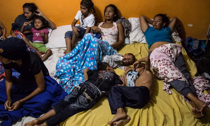 Những người di cư trú ngụ tại nhà của Carcelen. Ảnh: Al Jazeera.