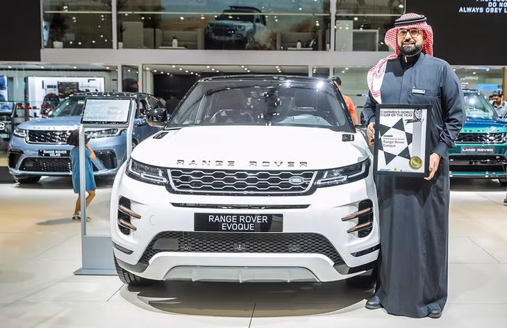 Giải thưởng giành cho dòng xe Evoque được công bố bởi ông Shereen Shabnam - thuộc hội đồng WWCOTY tại Triển lãm ô tô quốc tế tại Dubai. 