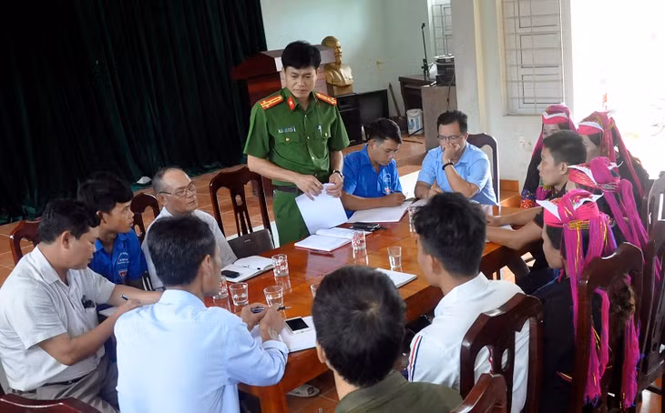 Lãnh đạo Công an huyện Ba Chẽ luôn gần dân, sát dân tại Thôn Khe Hố, xã Nam Sơn để kịp thời giải quyết cá vấn đề liên quan đến an ninh chính trị, TTATXH tại địa phương (Tháng 10/2019).