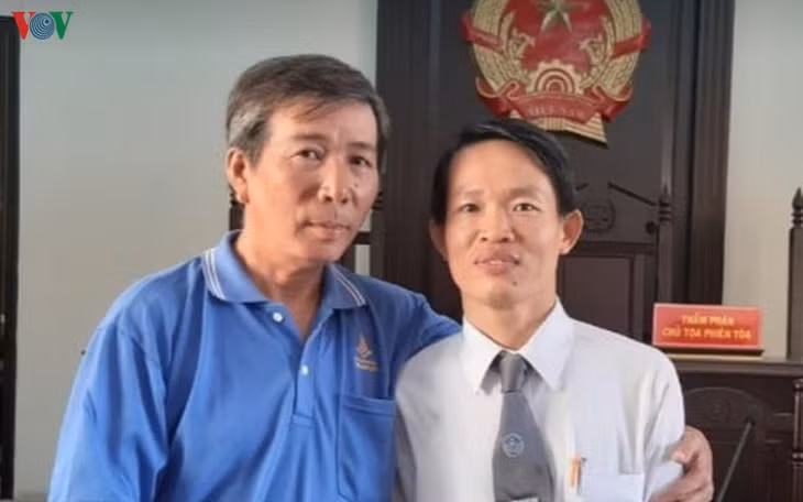 Ông Huỳnh Lê Dũng (trái) và luật sư của Trung tâm Tư vấn pháp luật Công đoàn (Liên đoàn Lao động tỉnh Đồng Nai) tại phiên tòa.