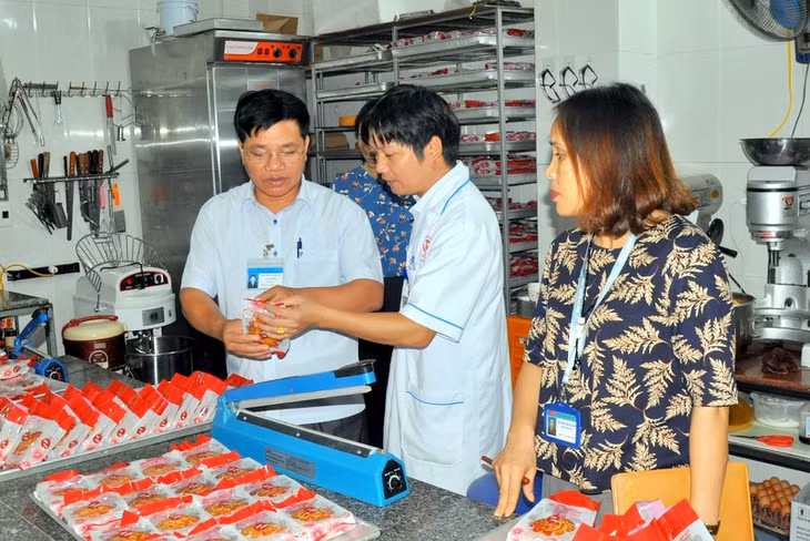 Đoàn kiểm tra liên ngành về an toàn thực phẩm của huyện Đầm Hà kiểm tra