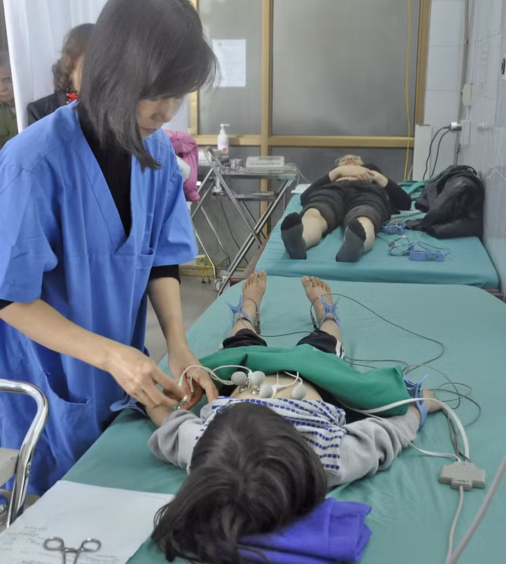 Kiểm tra sức khỏe tim mạch cho bệnh nhân tại Bệnh viện Đa khoa tỉnh.