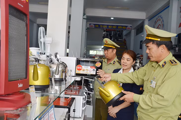 Đội QLTT số 12 huyện Đầm Hà kiểm tra nguồn gốc xuất xứ hàng hóa tại một cửa hàng điện tử trên địa bàn.