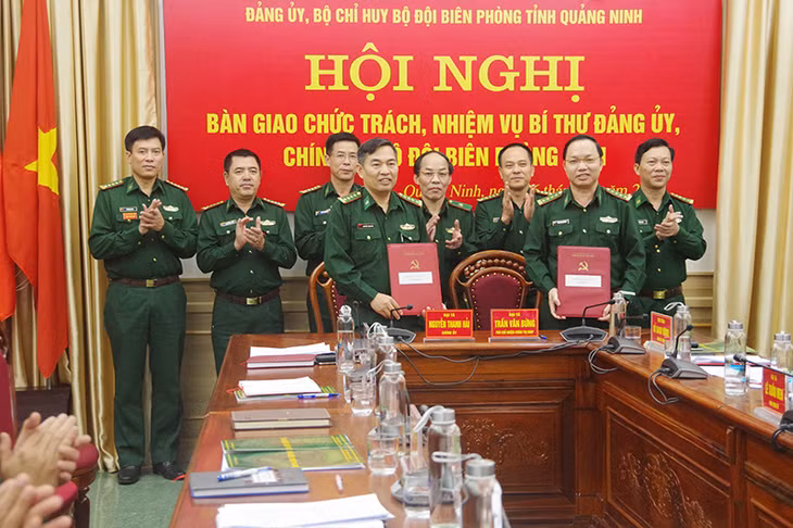 Thiếu tướng Đỗ Danh Vượng, Bí thư Đảng ủy BĐBP Việt Nam chứng kiến bàn giao các chức danh.