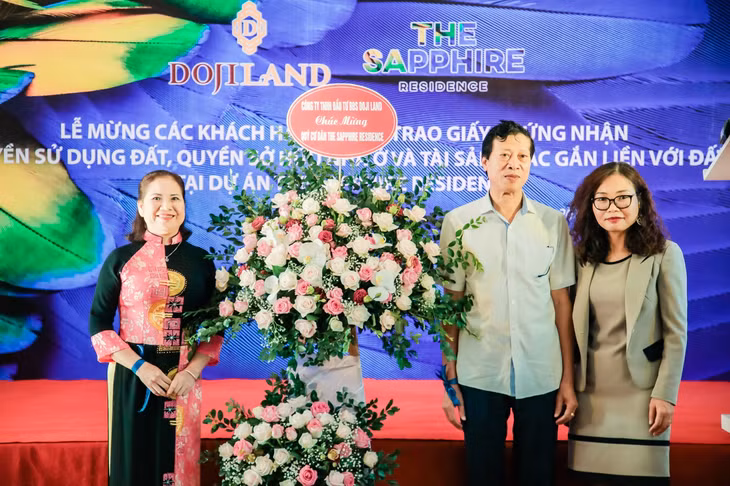Đại diện Chủ đầu tư tặng hoa chúc mừng cư dân được nhận sổ hồng.