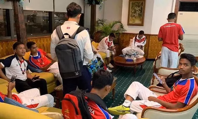 Tuyển Campuchia vật vờ chờ ở sảnh và các phòng chức năng. Ảnh: ASEAN Football News