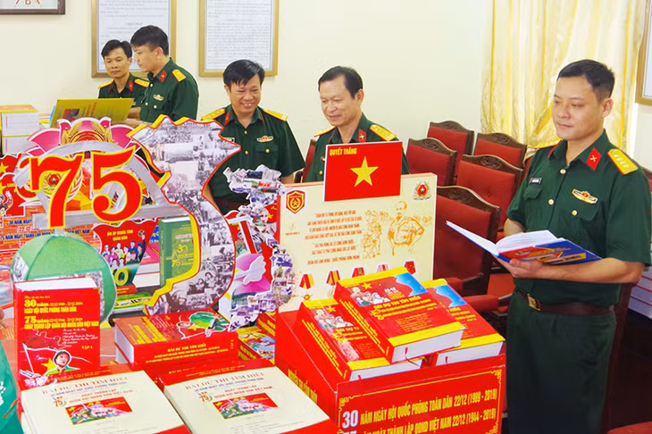 Bộ CHQS tỉnh tổ chức chấm các tác phẩm tham gia Cuộc thi tìm hiểu “30 năm Ngày hội Quốc phòng toàn dân (QPTD) - 75 năm Ngày thành lập QĐND Việt Nam.