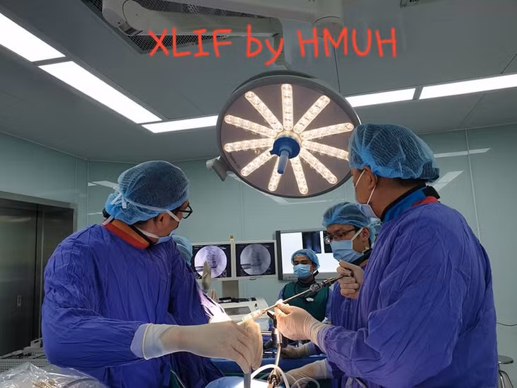 Một ca can thiệp cột sống bằng lối bên XLIF tại Bệnh viện Đại học Y Hà Nội.