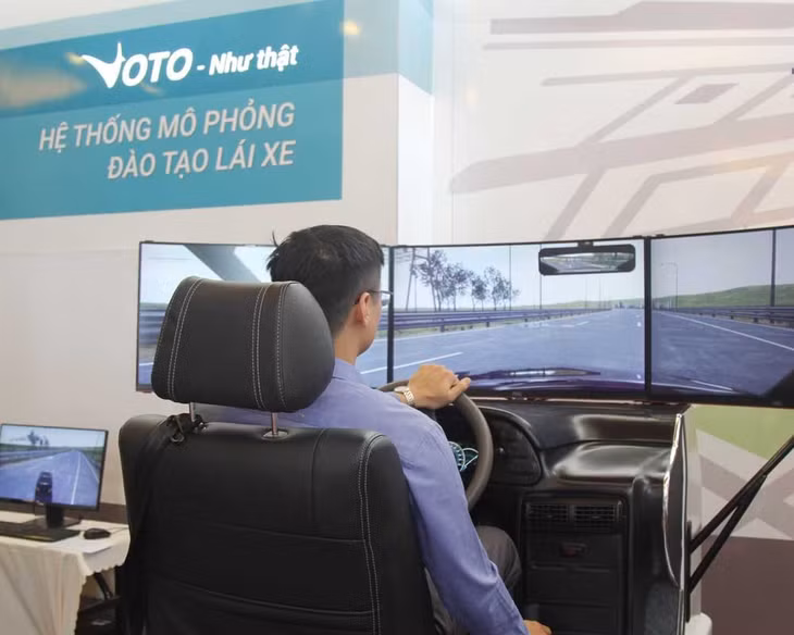 VOTO sử dụng các thiết bị phần cứng như xe ô tô thật, bao gồm: cụm điều khiển truyền động vô lăng, cần số, côn, bàn đạp ga, phanh; hệ thống đồng hồ hiển thị vận tốc, vòng quay động cơ... 