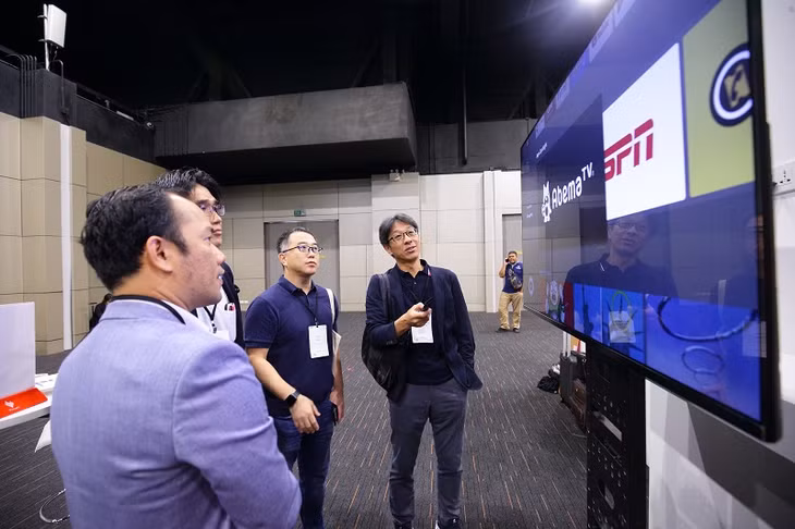 Các đối tác của Google trải nghiệm ti vi Vsmart tại sự kiện.
