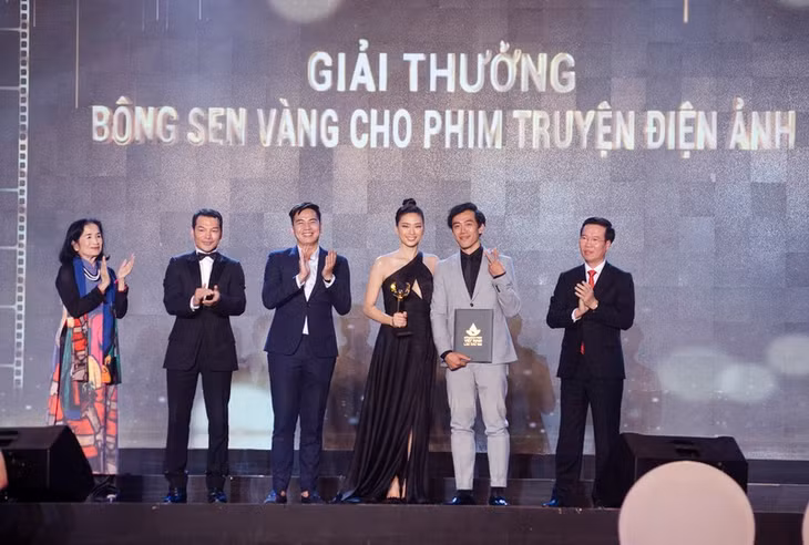 Đạo diễn Leon Quang Lê lên nhận giải Bông sen vàng cho phim Song Lang.