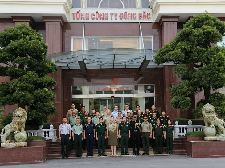 Đoàn công tác cùng TCT Đông Bắc chụp ảnh lưu niệm. 