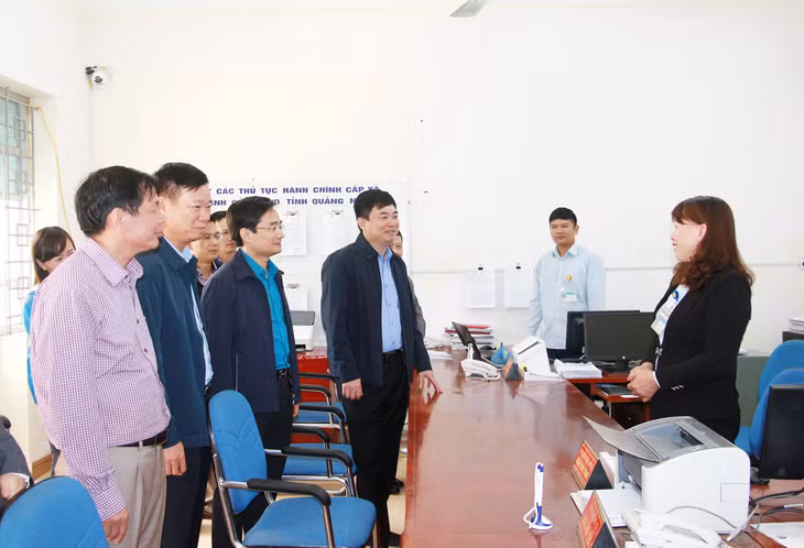 Đồng chí Ngô Hoàng Ngân, Phó Bí thư Thường trực Tỉnh ủy, trao đổi với cán bộ làm việc tại Bộ phận Tiếp nhận và Trả kết quả hiện đại xã Kỳ Thượng.
