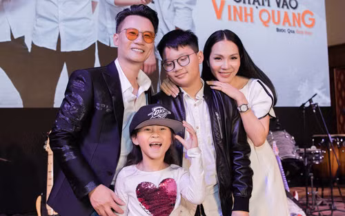 Hoàng Bách bên vợ con. Ảnh: Lê Huy. 