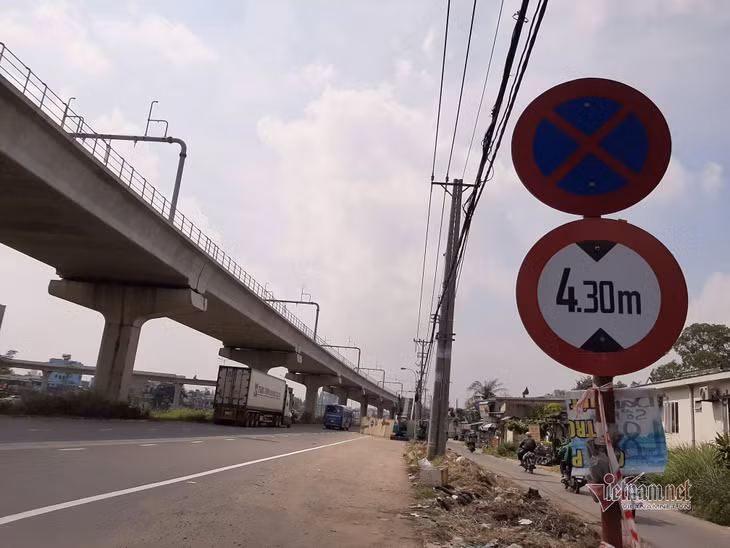 Biển báo ghi giới hạn chiều cao cầu bộ hành là 4,3m.