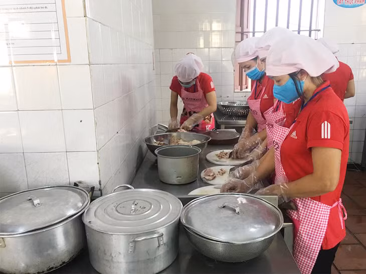 Nhân viên trường Mầm non Hoa Sen, phường Cẩm Thành sơ chế thực phẩm.