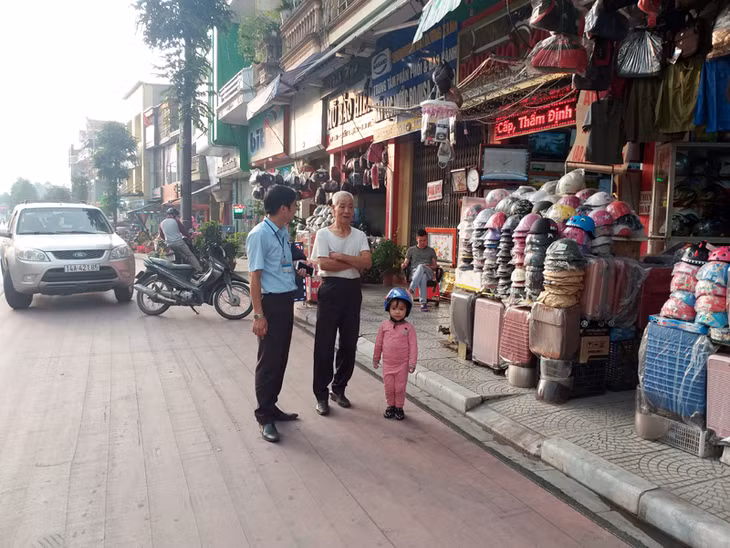 Cán bộ phường Quang Trung xuống địa bàn tuyên truyền cho người dân về việc thực hiện chủ đề công tác năm. Ảnh chụp ngày 19/11/2019