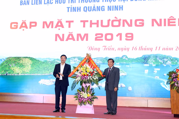 Đồng chí Nguyễn Văn Hồi, Phó Chủ tịch HĐND tỉnh, tặng hoa chúc mừng buổi gặp mặt.