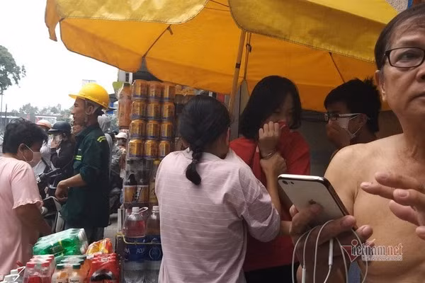 Nhiều người dân ở xung quang hốt hoảng chạy xa hiện trường