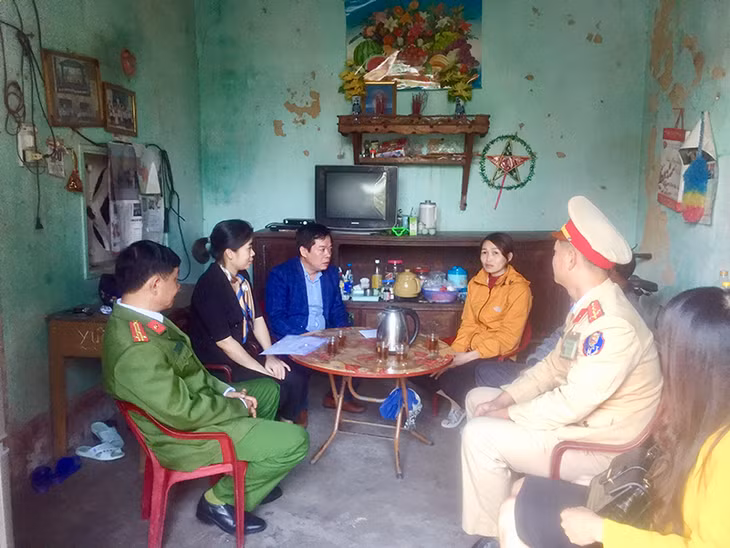 Đoàn đã đến thăm hỏi động viên gia đình chị Phạm Thị Trịnh, thôn 2, xã Đường Hoa