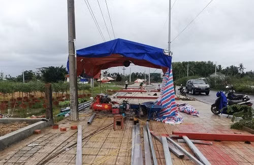 Khu vực thi công nhà hàng gần đường dây điện 22kV. Ảnh: Thạch Thảo.