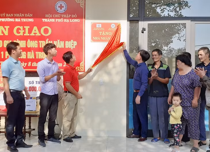 Lãnh đạo Hội CTĐ TP Hạ Long và chính quyền địa phương trao tặng 