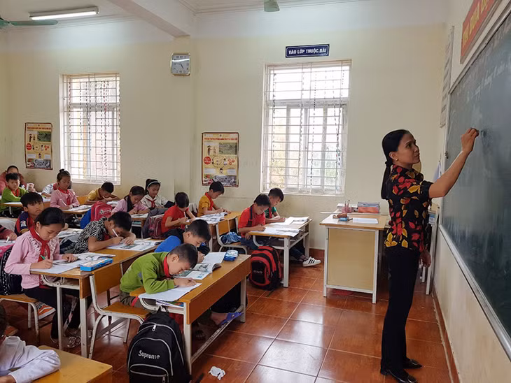 Hơn 30 năm, cô giáo Vũ Thị Hường trong một buổi lên lớp