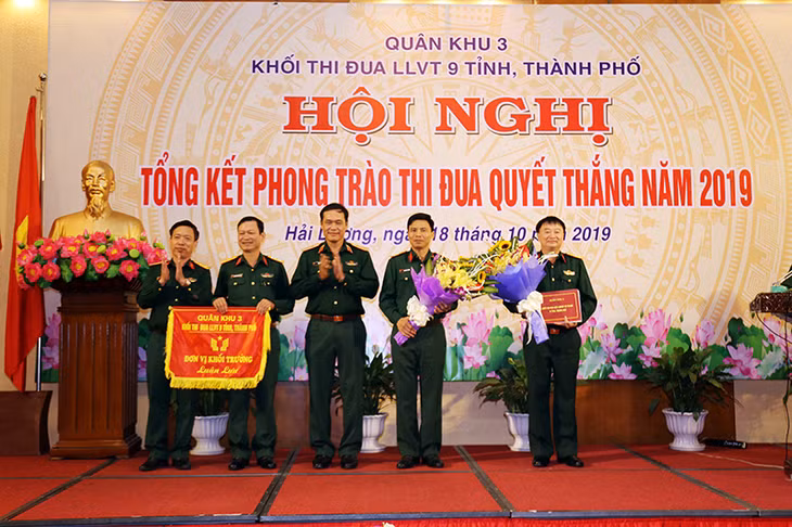Trung tướng Vũ Hải Sản, Tư lệnh Quân khu 3, trao cờ khối trưởng cho Bộ CHQS tỉnh Quảng Ninh.