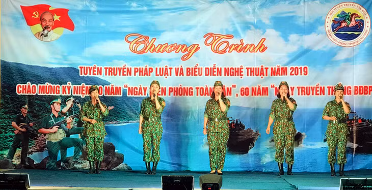 Hội viên phụ nữ BĐBP tỉnh trong Đội Tuyên truyền Văn hóa biểu diễn văn nghệ phục vụ kỷ niệm 60 năm, Ngày truyền thống BĐBP Việt Nam do Bộ Chỉ huy BĐBP tỉnh tổ chức cuối tháng 2/2019