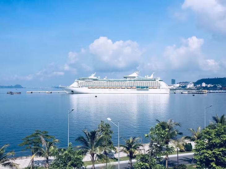 Những con tàu du lịch quốc tế neo đậu tại bến tàu cảng quốc tế ngay trước cụm dự án The Sapphire Ha Long.