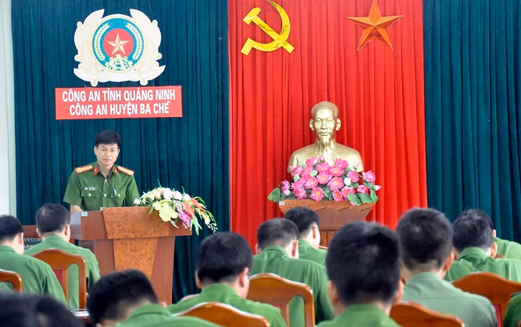 Thượng tá Hà Giang, Bí thư Đảng ủy, Trưởng Công an huyện Ba Chẽ quán triệt, triển khai chương trình kế hoạch thực hiện Chỉ thị 05 đến CBCS đơn vị.