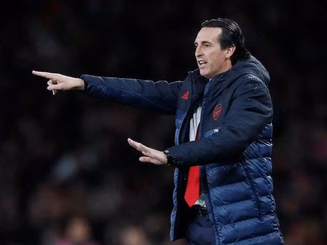 HLV Unai Emery có thể mất việc ngay trong tuần này.