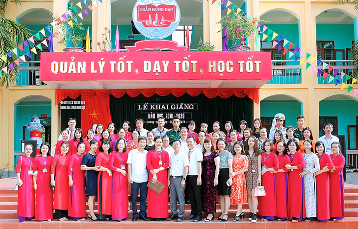 Lãnh đạo địa phương, đơn vị kết nghĩa, phụ huynh chụp cùng tập thể CB, GV, NV Trường THCS Trần Hưng Đạo nhân dịp khai giảng năm học 2019-2020.