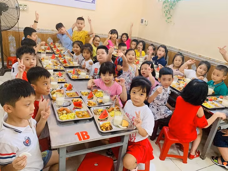 Học sinh thích thú khi đến giờ ăn.